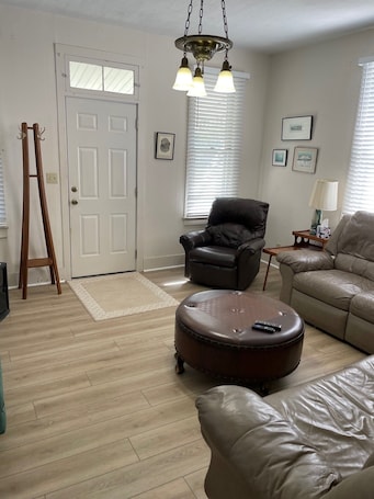 Smart TV. Doc's Hideaway, a Pet Friendly Home Near Manhattan