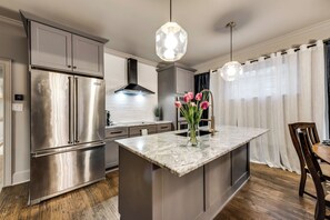 Fridge, microwave, oven, stovetop - Discover Munger’s historic charm in this spacious 3-bedroom, 3 1/2 bath condo for up to 7 guests. Each bedroom offers a private ensuite, luxury linens, and Sleep 8 Technology. Enjoy a chef’s kitchen with high-end appliances & spacious living areas. (Dallas)