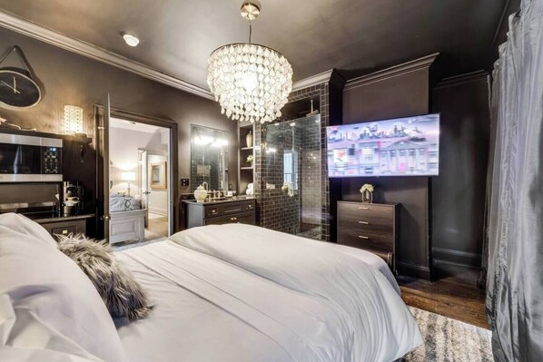 3 chambres, bureau, fer et planche à repasser, lit de bébé portatif