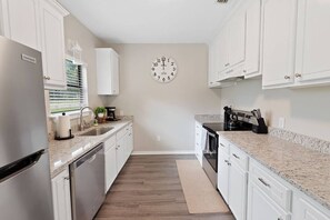 冰箱、微波炉、烤箱、炉灶