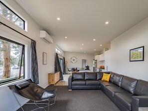 TV - Modern Mountain Escape - Ohakune Holiday Home (Ohakune)