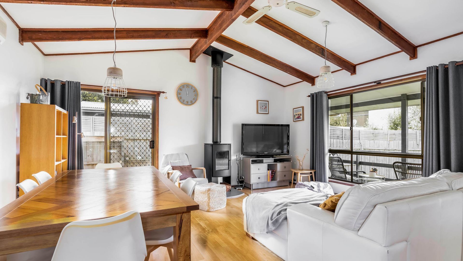 Älytelevisio, takka, kirjoja