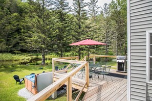 Outdoor dining - MooseRun| Mesmerizing 3BR Home in Dreamy Location! (Bridgewater)