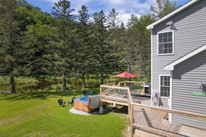 Outdoor spa tub - MooseRun| Mesmerizing 3BR Home in Dreamy Location! (Bridgewater)