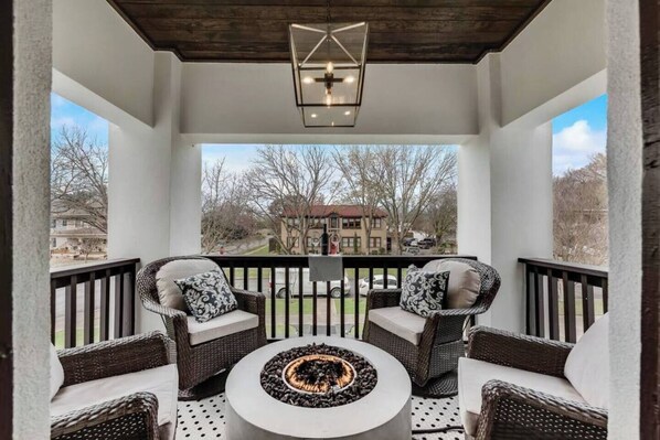 Property grounds - Located in the Munger Place Historic District, this remodeled gem blends timeless elegance with modern comfort. Accommodates 3 guests with a cozy queen-size bed, luxury linens, leather sofa, high-speed internet, and top-tier appliances. (Dallas)