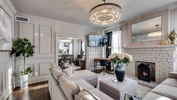 TV connectée, cheminée, espaces bureaux