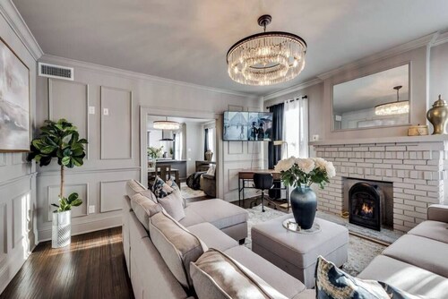 Located in the Munger Place Historic District, this remodeled gem blends timeless elegance with modern comfort. Accommodates guests with a cozy queen-size bed, luxury linens, leather sofa, high-speed internet, and top-tier appliances.