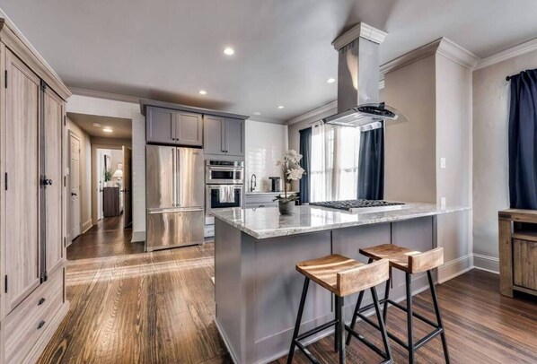 Réfrigérateur, four à micro-ondes, un four, surface de cuisson