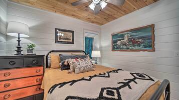2 bedrooms, free Internet, bed sheets