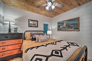 2 bedrooms, free internet, bed sheets - Highlands Cabin| Tubing, Trails & Highlands Charm (Highlands)