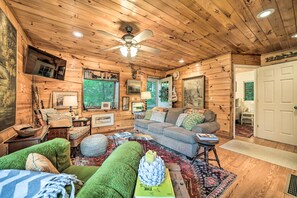 TV, fireplace, books - Highlands Cabin| Tubing, Trails & Highlands Charm (Highlands)
