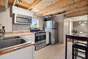 Frigorifero, microonde, forno, piano cottura