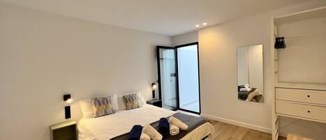 2 bedrooms, desk, iron/ironing board, travel crib