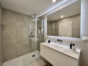 Shower, hair dryer, towels - QUARTEIRA STYLISH 1 by HOMING (Quarteira)
