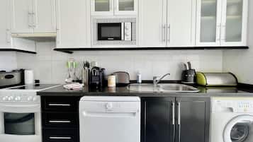 Een koelkast, een microgolfoven, een oven, een vaatwasser