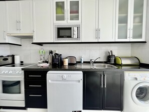 Een koelkast, een microgolfoven, een oven, een vaatwasser