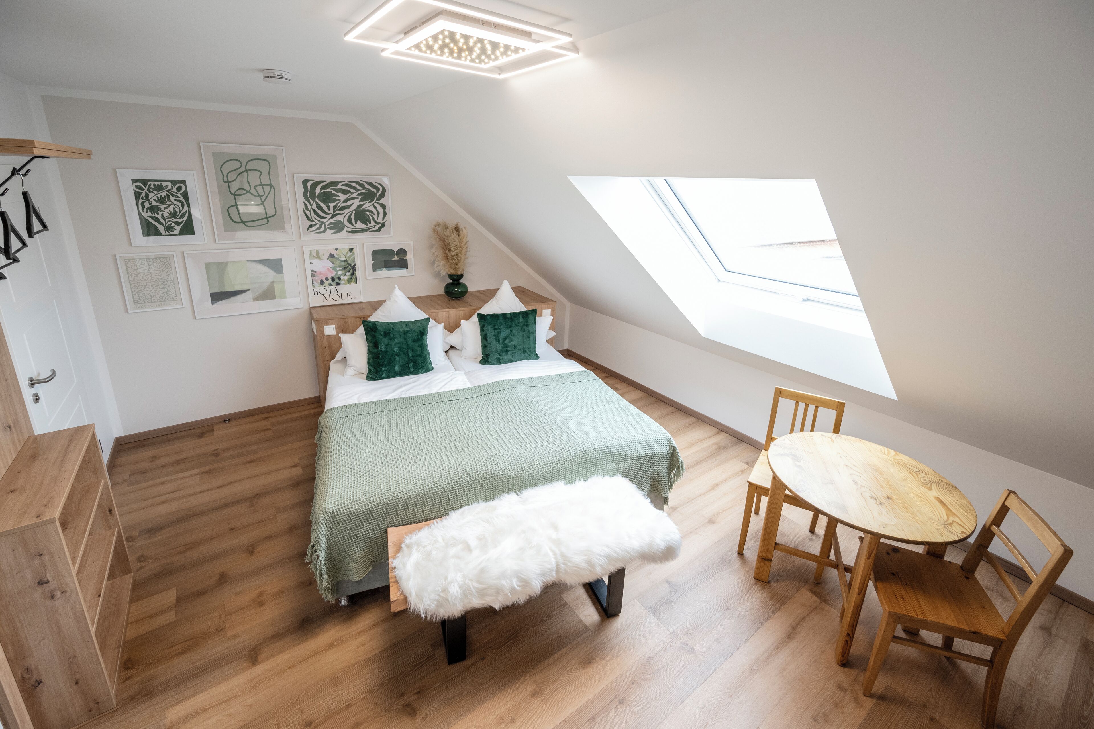 Habitación de diseño doble | Decoración individual, mobiliario individual, wifi gratis y ropa de cama