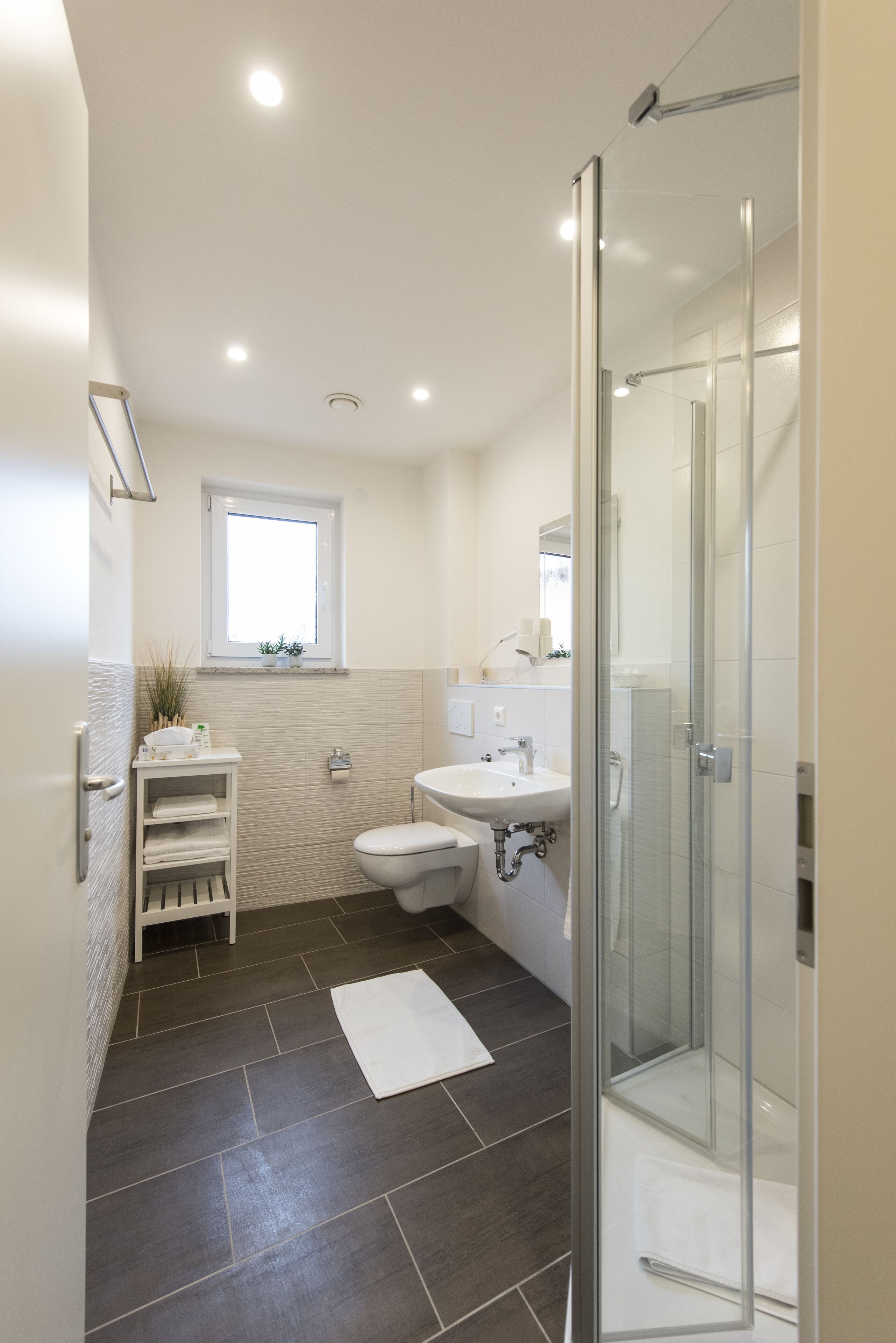 Comfort-Doppelzimmer | Badezimmer | Dusche, Haartrockner, Handtücher, Seife
