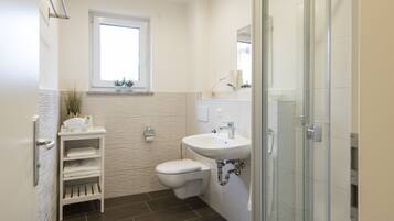 Comfort-Doppelzimmer | Badezimmer | Dusche, Haartrockner, HandtĂŒcher, Seife