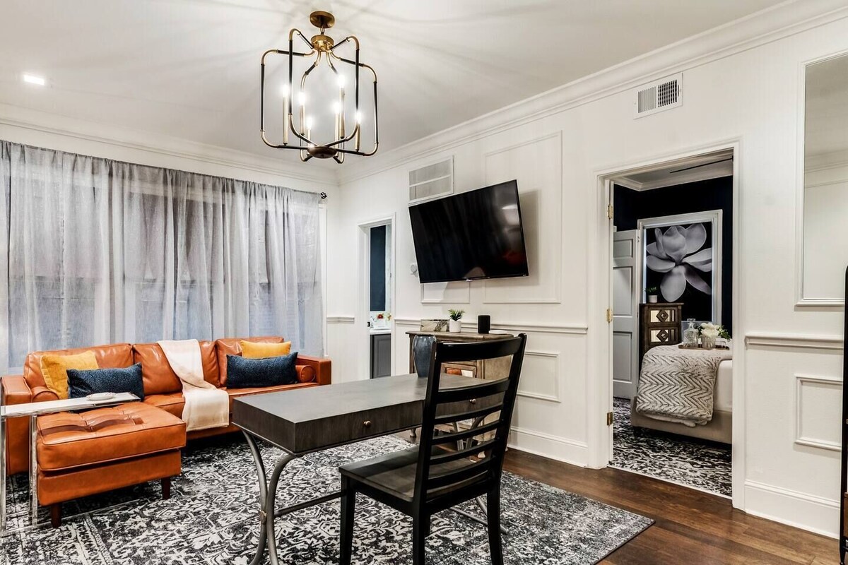 Step into refined comfort in this charming Dallas jewel box, where historic architecture meets luxury finishes. Featuring a hand-scraped hardwood foyer, Carrera