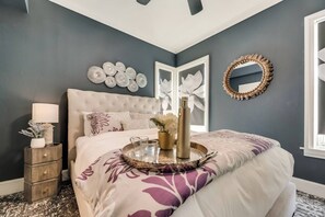 1 bedroom, desk, iron/ironing board, travel crib - Sophisticated 1BR retreat in Dallas’ prestigious Munger Place. Features marble bathroom, chef’s kitchen, high-speed Wi-Fi, luxury linens,  and tons of light (Dallas)