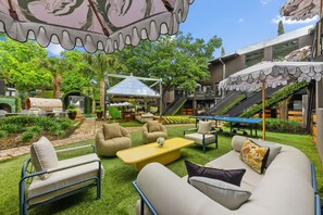 Terrace/patio - Sophisticated 1BR retreat in Dallas’ prestigious Munger Place. Features marble bathroom, chef’s kitchen, high-speed Wi-Fi, luxury linens,  and tons of light (Dallas)