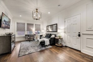 Smart TV, offices - Sophisticated 1BR retreat in Dallas’ prestigious Munger Place. Features marble bathroom, chef’s kitchen, high-speed Wi-Fi, luxury linens,  and tons of light (Dallas)