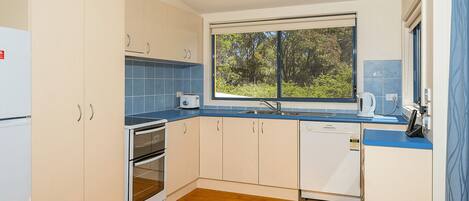 Frigorífico, microondas, placa de cocina y tostadora