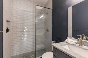 Hair dryer, towels - Savor Dallas spacious in this boutique 1BR retreat with refined finishes, shared award-winning courtyard, and intimate terrace perfect for morning coffee. High-speed Wi-Fi, curated décor, and upscale amenities await. (Dallas)