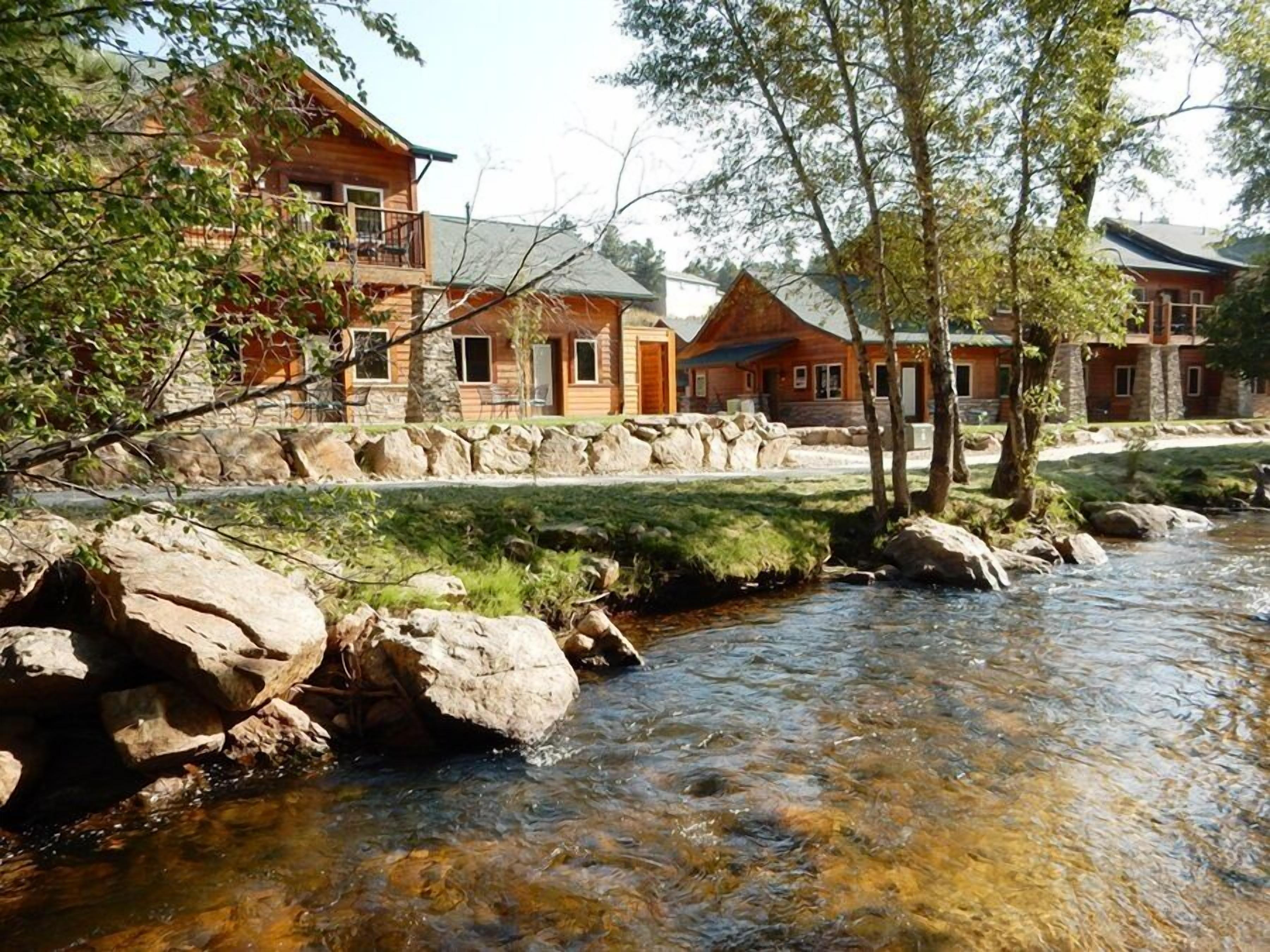 Riverfront condo. 3-minute walk to downtown Estes! Steps from onside pool & hot