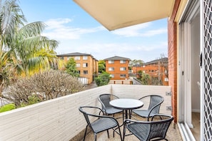 Outdoor dining - Bright and convenient apartment, close to shops (Ryde)