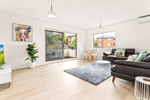 TV - Stylish 2BR Stay w/ Balcony Near Macquarie Centre (Ryde)