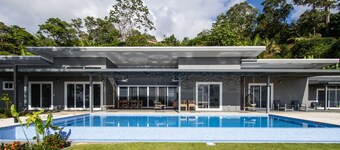 5 Bedrooms, large pool & spectacular whale tail ocean view!