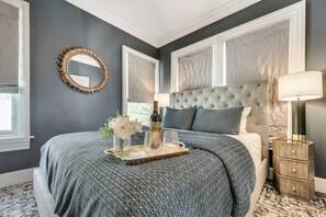 1 quarto, escrivaninha, ferros/tábuas de passar roupa, berço de viagem