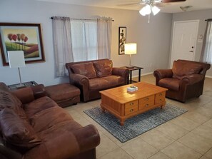 TV - Lackland 10 min, Sea World (San Antonio)