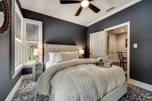 1 habitación, escritorio, tabla de planchar con plancha y cuna de viaje