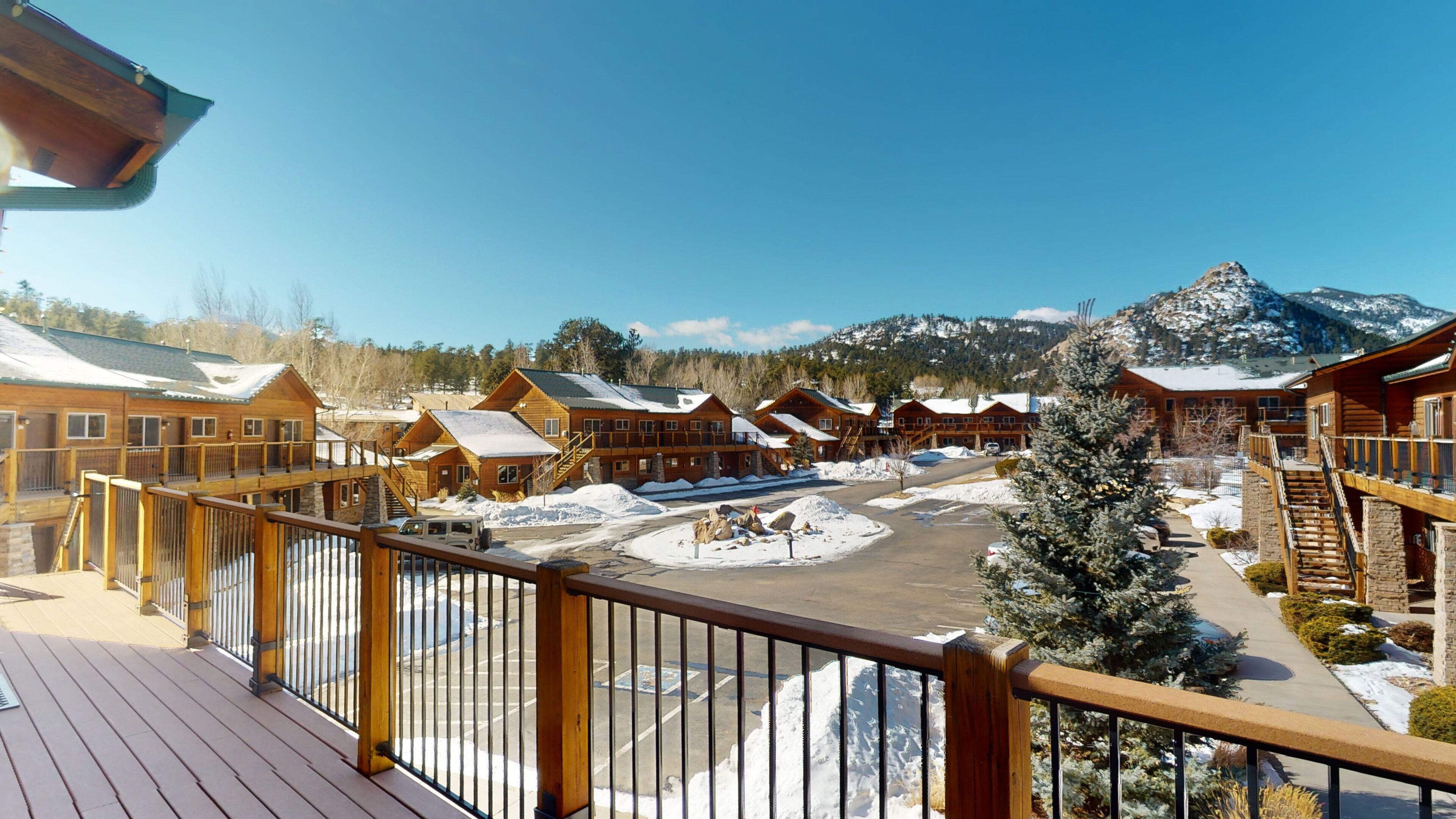 Riverside condo adjacent to Estes Park's riverwalk. 3-minute walk to downtown!