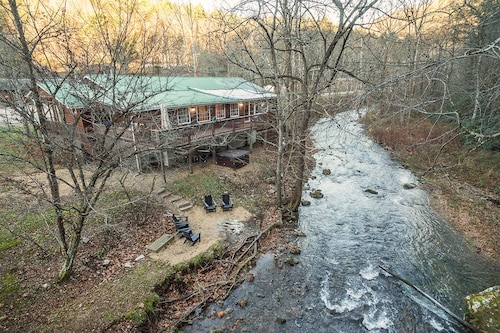 Spacious Hideaway w/ hot tub and creek- 1 mile from beautiful Watauga Lake