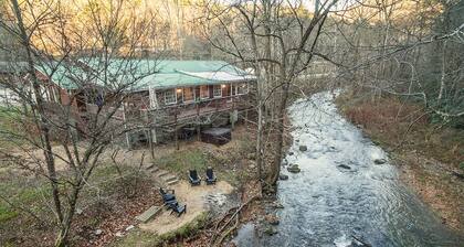 Spacious Hideaway w/ hot tub and creek- 1 mile from beautiful Watauga Lake