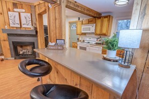 Kjøleskap, mikrobølgeovn, kokeplater og oppvaskmaskin