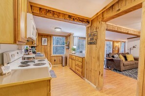 Kjøleskap, mikrobølgeovn, kokeplater og oppvaskmaskin