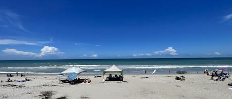 In Strandnähe, Liegestühle, Strandtücher