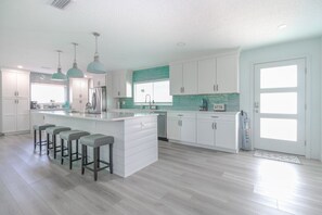 Fridge, microwave, oven, stovetop - Amazing Beachside Casa Azul- 2 mins from beach (Indian Harbour Beach)
