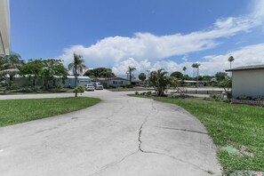 Property grounds - Amazing Beachside Casa Azul- 2 mins from beach (Indian Harbour Beach)