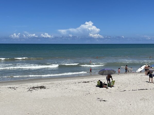 Beach nearby, sun loungers, beach towels