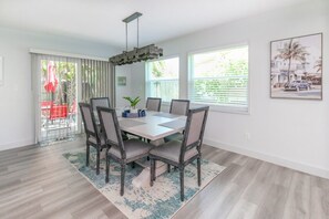 Dining - Amazing Beachside Casa Azul- 2 mins from beach (Indian Harbour Beach)