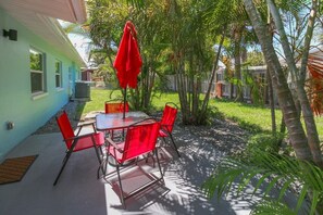 Outdoor dining - Amazing Beachside Casa Azul- 2 mins from beach (Indian Harbour Beach)