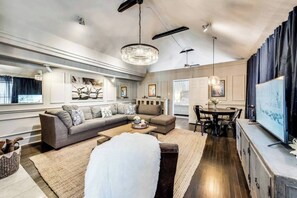 Smart TV, chimenea y oficina 