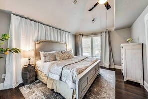 2 habitaciones, escritorio y tabla de planchar con plancha 