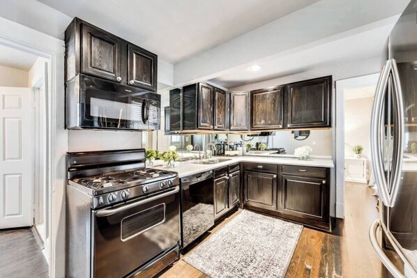 Refrigerador, microondas, horno y parrilla de estufa 